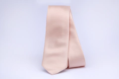 Gravata é um acessório versátil que pode ajudar a completar um traje e expressar o estilo pessoal de um indivíduo.
As gravatas podem ser usadas em conjunto com camisas de colarinho, ternos, paletós ou blazers. Elas ajudam a adicionar um toque de elegância