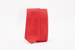 Gravata vermelha riscada da marca TieBox, exibida de forma destacada.