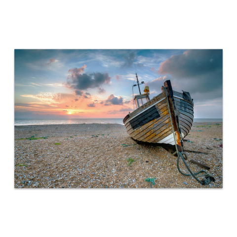 Amanecer y bote de pesca