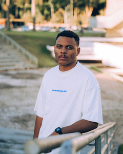 CAMISETA | SOMEONE LOVED BY GOD na internet
