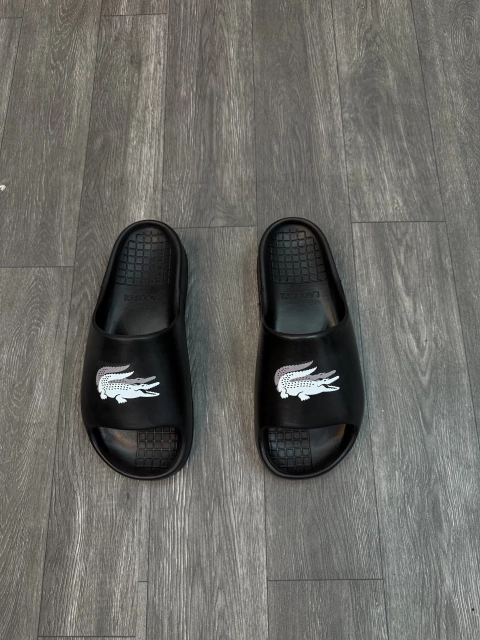 Chinelo Lacoste