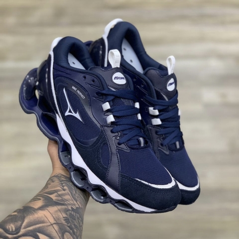Tênis Mizuno Prophecy Beta 2, lançamento exclusivo da marca. Azul marinho e Branco, solado específico para corridas