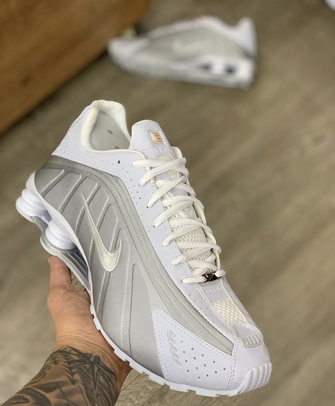 Tênis Nike Shox R4 Branco/Cinza
