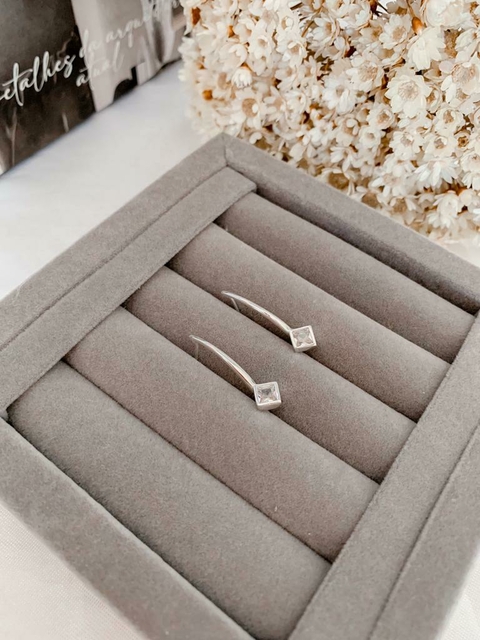 Brinco de prata base curva com zircônia losango