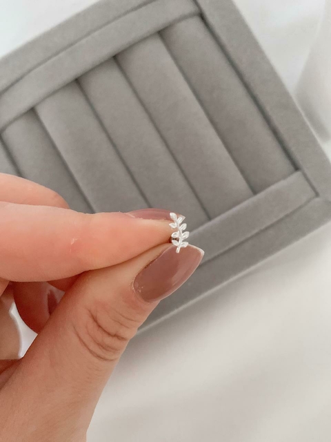 Piercing de prata raminho direito