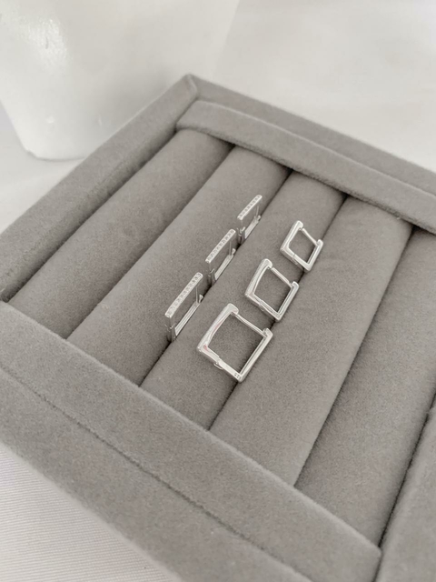 Brinco de prata trio argola quadrada cravejada