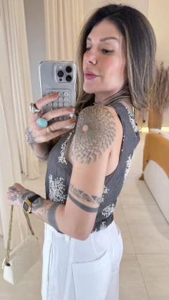 Blusa Sofia na internet