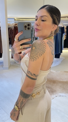 Cropped Elegance na internet