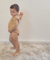 Body infantil canelado marrom claro de manga longa.