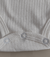 Body infantil canelado off-white de manga longa.