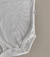 Body infantil canelado off-white de manga longa.