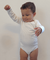 Body infantil canelado off-white de manga longa.