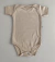 Body infantil bege claro com mangas curtas.