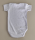 Body infantil branco com mangas curtas, vista traseira, ideal para bebês.