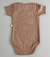 Body infantil bege com mangas curtas.