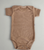 Body infantil bege com mangas curtas.