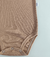 Body infantil bege com mangas curtas.