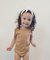 Body infantil bege com mangas curtas.