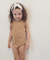Body infantil bege com mangas curtas.
