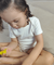 Body off-white infantil mangas curtas.