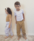 Calças moletom infantil, uma de calça branca e outra de calça bege.