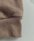 Calça infantil moletom essencial na cor chocolate, destacando a textura e o acabamento em ribana.
