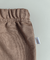 calça infantil moletom na cor chocolate, mostrando o elástico e a textura do tecido.