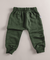 Calça infantil moletom na cor musgo, com cintura elástica e punhos ajustados.