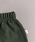 Calça moletom infantil essencial na cor musgo, com elástico e etiqueta visível.