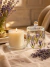 Vela de Lavanda Francesa acesa ao lado do cloche pintado à mão em composição com flores de lavanda