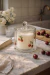 Vela perfumada Cherry com cloche pintado à mão em composição decorativa com cerejas