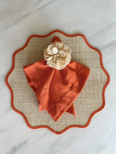 Americano de palhinha de buriti natural com bordado laranja.