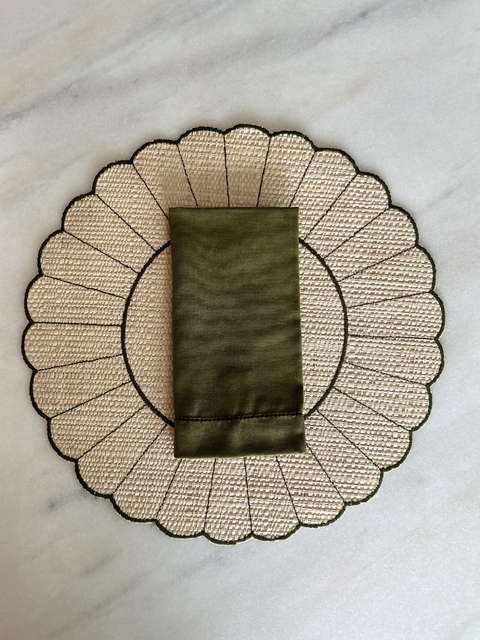 Americano de palhinha de buriti com bordado verde musgo.