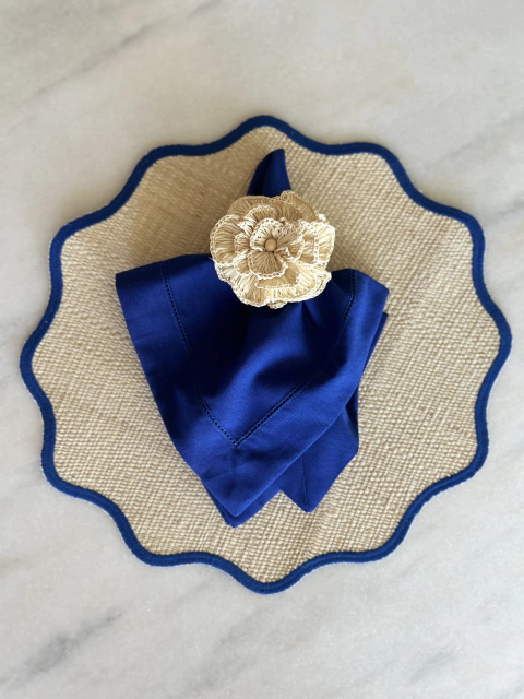 Americano de palhinha de buriti natural com bordado azul.