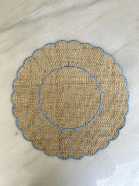 Americano de Palhinha com bordado azul bebê.