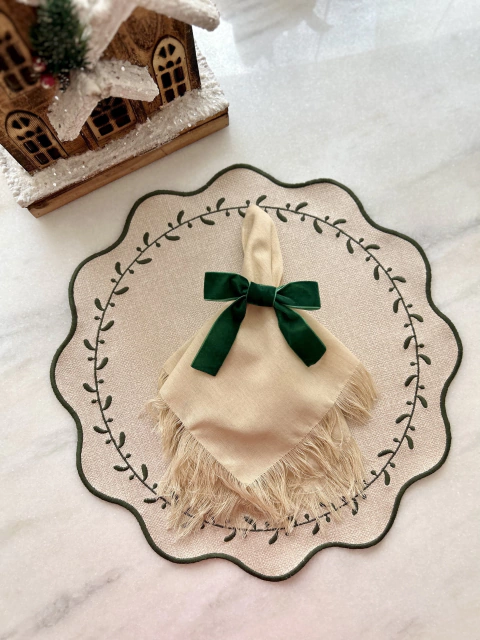 Americano linho impermeável bege com bordado verde musgo.