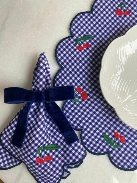 Guardanapo Vichy azul com borddao cereja.
