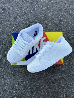 SB DUNK TOTAL WHITE en internet