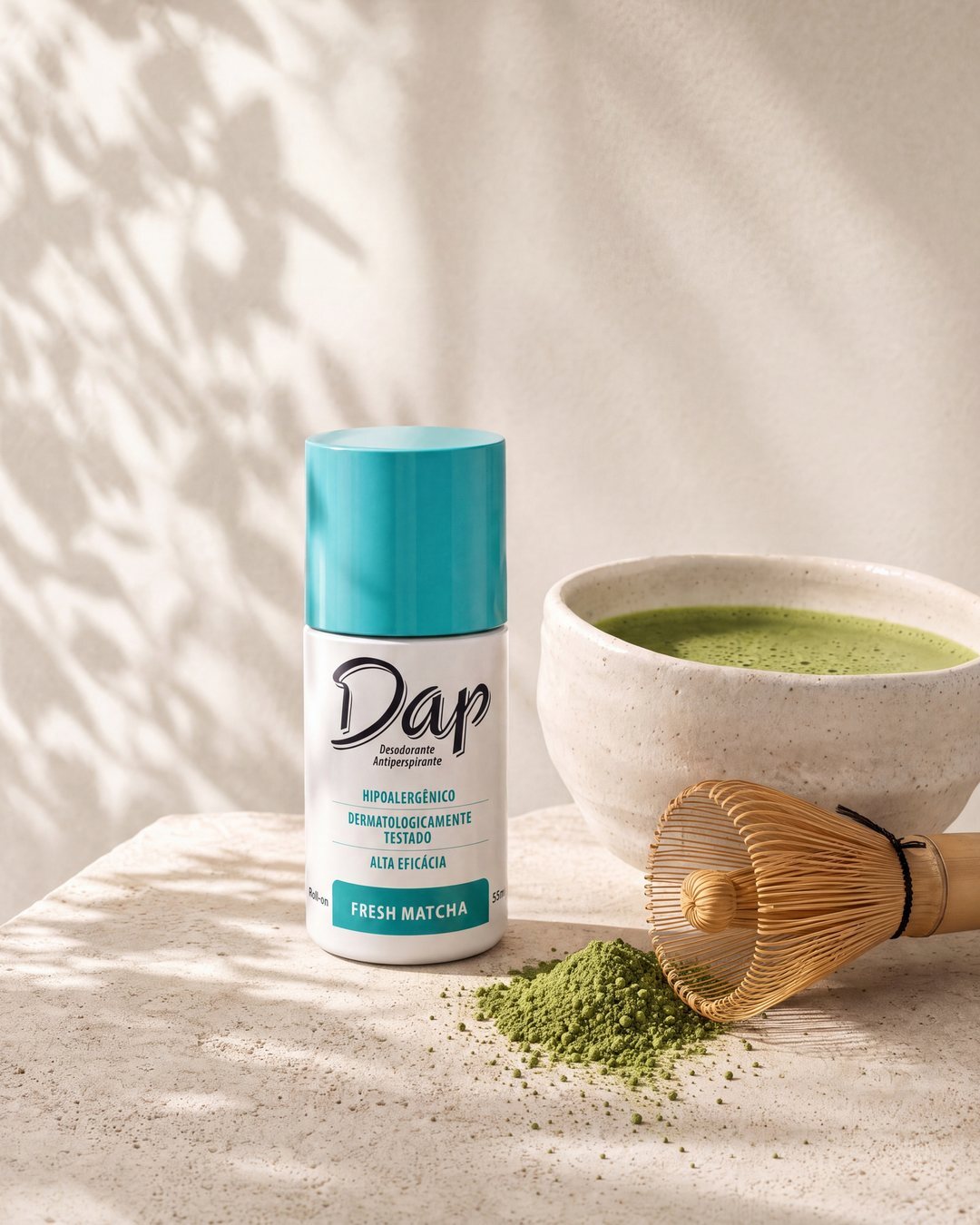 Dap Fresh Matcha ao lado de uma tigela de chá matcha