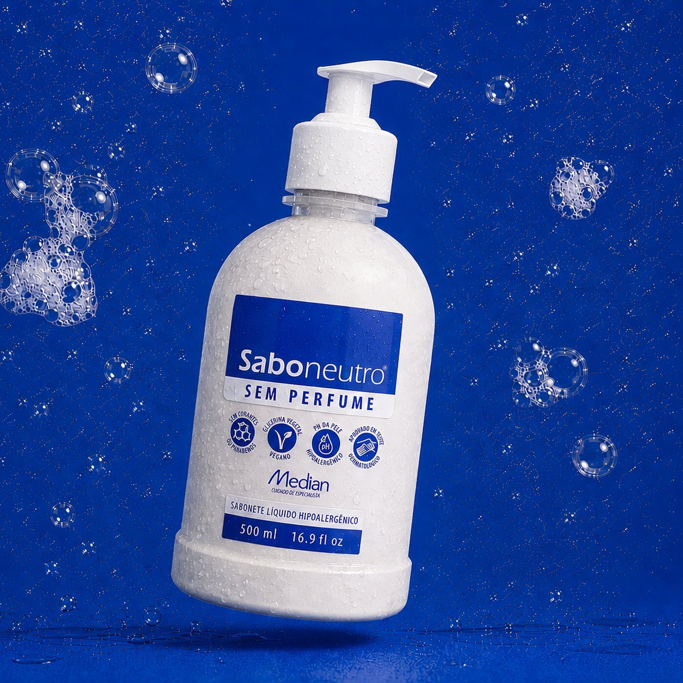 Frasco de Saboneutro sem perfume entre bolhas sobre fundo azul