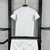 Camisa infantil do Real Madrid 2025/26, vista traseira, com calças brancas.