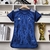 Camisa feminina do Cruzeiro na cor azul, com detalhes em estrelas e logo da Adidas.