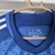 Detalhe do colarinho e etiqueta da Camisa Cruzeiro I 24/25 Torcedor Adidas Masculina na cor azul.