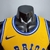 Camiseta regata amarela e azul do Golden State Warriors, modelo masculino da Nike, destacando o logo e detalhes da gola.