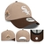 Boné New Era na cor bege com detalhes em marrom, logotipo dos Chicago White Sox e emblema do All-Star Game de 2013.