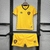 Kit infantil de futebol Umbro na cor amarela, composto por camisa e shorts, com detalhes do escudo do time.