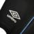 Logotipo da Umbro em um kit infantil Grêmio I 23/24, predominantemente azul e preto.