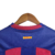 Detalhe das costas do kit infantil Barcelona I Nike 23/24, com cores azul e grená, exibindo o símbolo do clube e um design moderno.