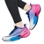 Close-up de tênis de corrida casuais esportivos em cores vibrantes, exibindo detalhes de design e materiais.