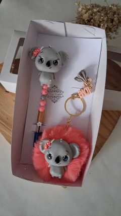 Kit caneta decorada com biscuit e chaveiro pompom Coala